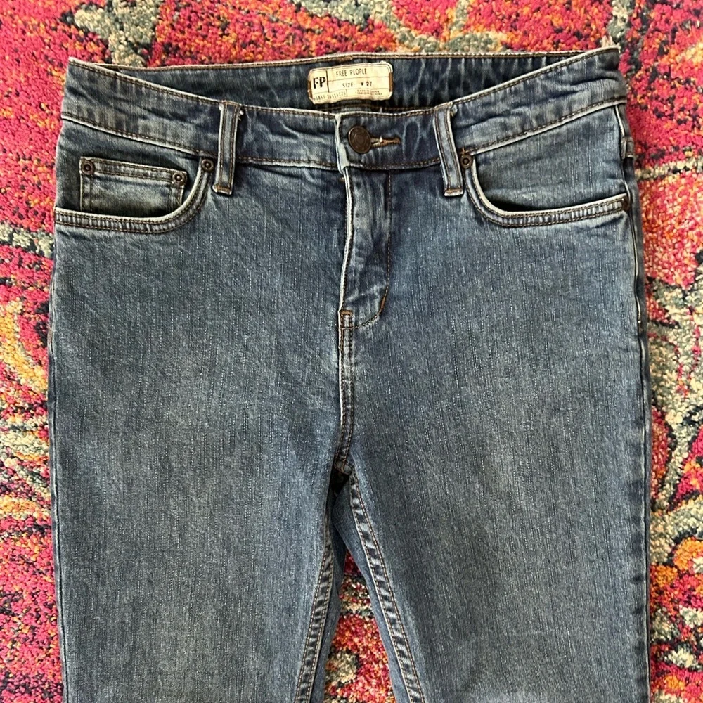 Free People | Women’s medium blue denim mild flare cropped jeans zip close Sz 27
